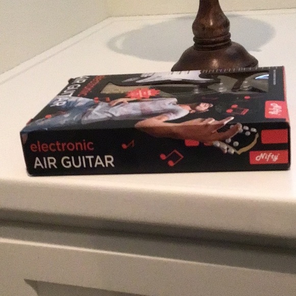 Nifty Electronic Air Guitar - Picture 5 of 7